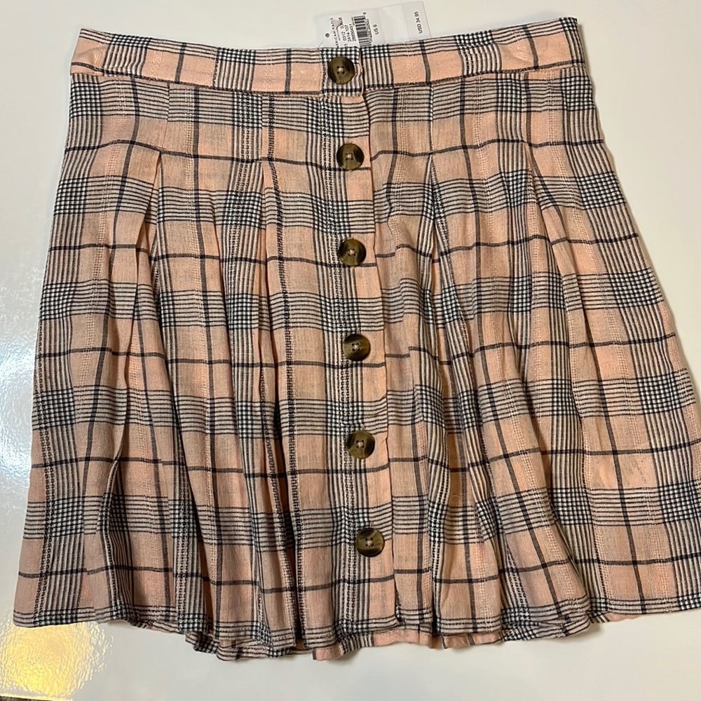 American Eagle pleated mini skirt; button front, plaid; size 6 ⭐️NWT⭐️